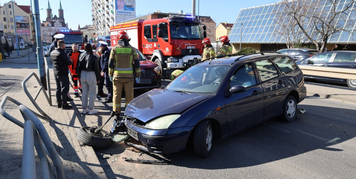 Zderzenie dwóch aut na Wrocławskiej. (Wojciech Obremski lca.pl)