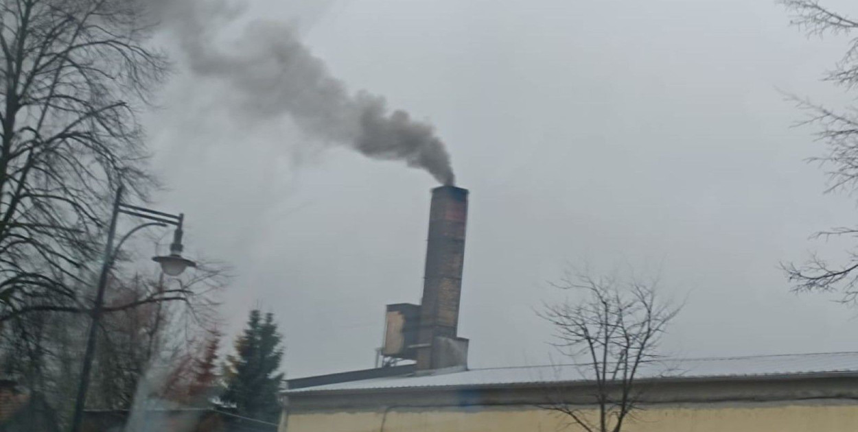 LPGK tłumaczy się z czarnego dymu z komina przy Nowodworskiej