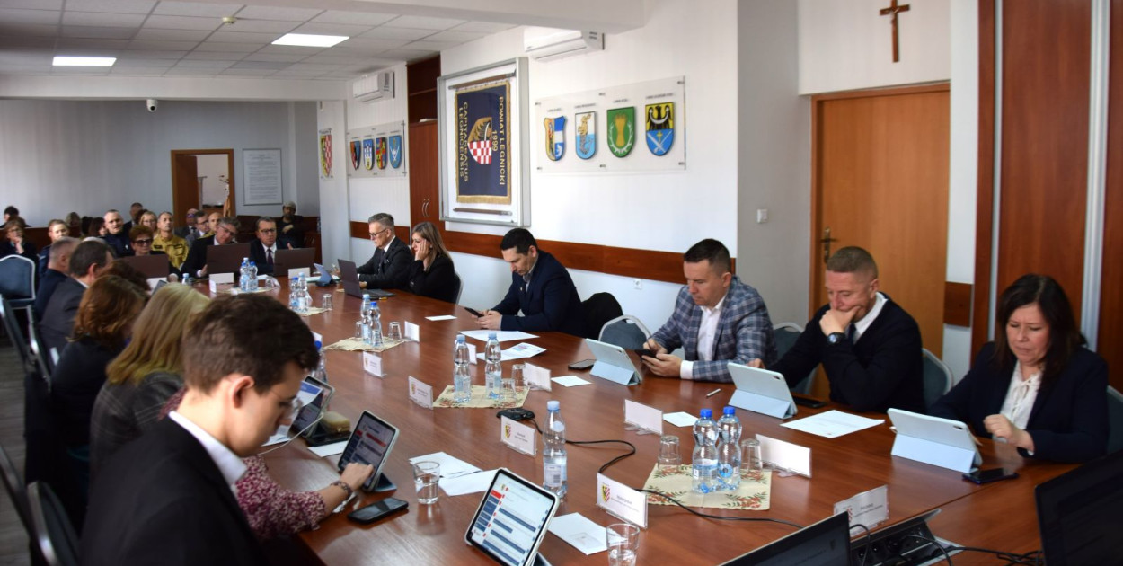 XI sesja Rady Powiatu Legnickiego. Zapadły ważne decyzje