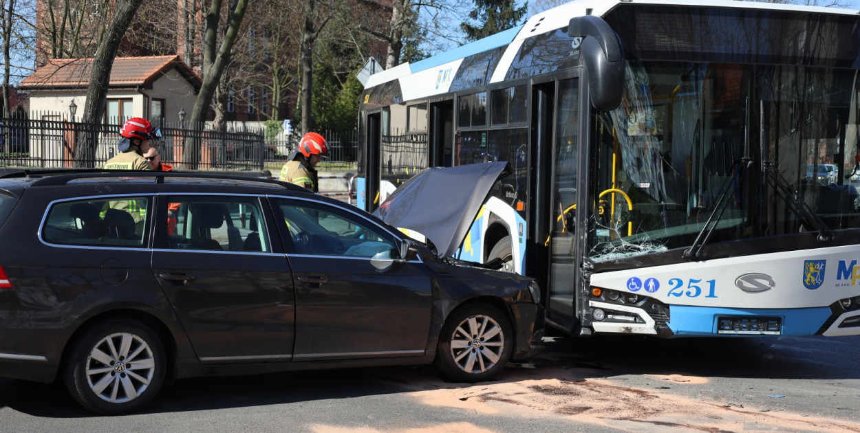 Autobus zderzył się z osobówką (Wojciech Obremski lca.pl)