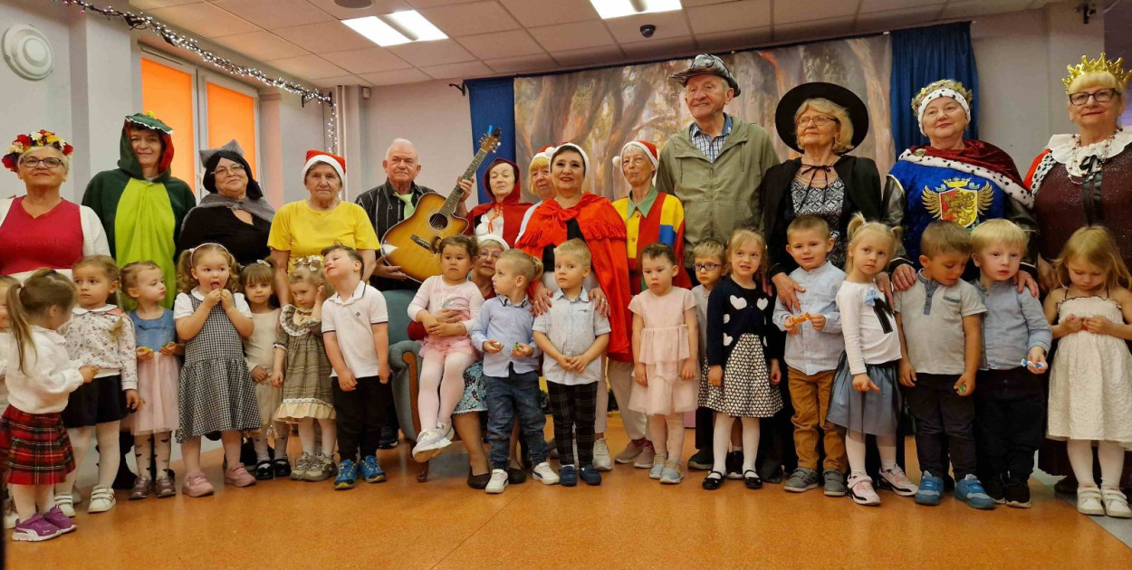 Seniorzy zamieszali w bajkach i porwali dzieci do teatralnej przygody