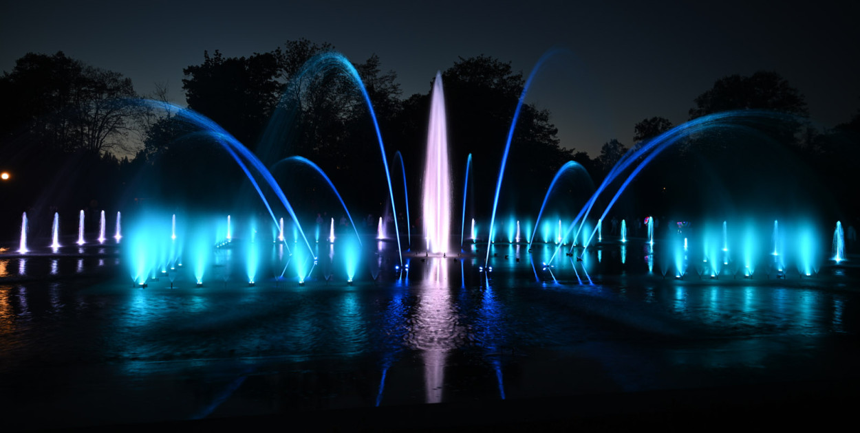 W ciemności i przy muzyce zatańczyły fontanny na Polanie Francuskiej