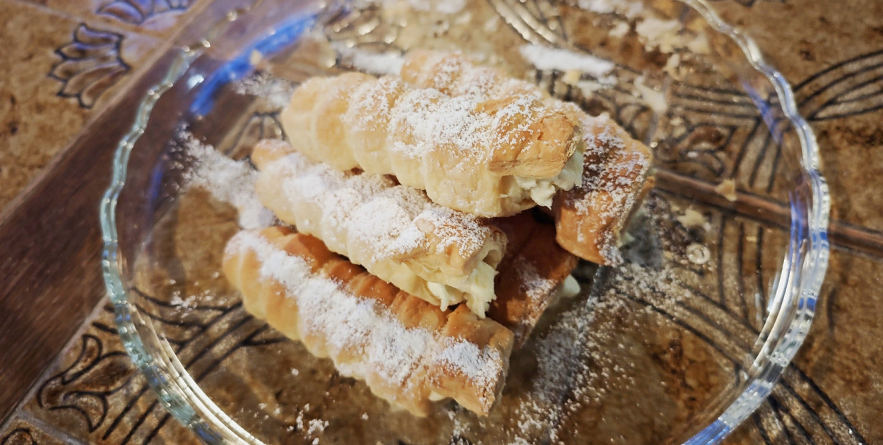 Rurki z kremem z ciasta francuskiego z mascarpone i śmietanką