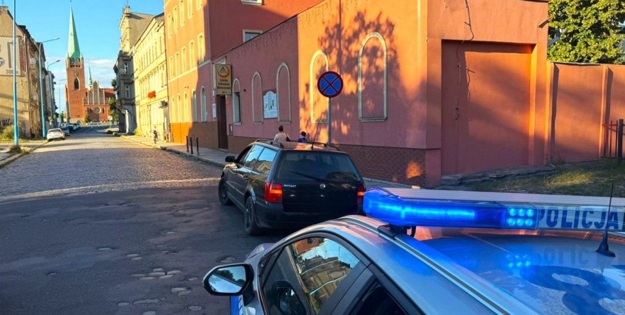 Kierowca pod wpływem metamfetaminy i pasażer z narkotykami zatrzymani (źródło: KMP Legnica_