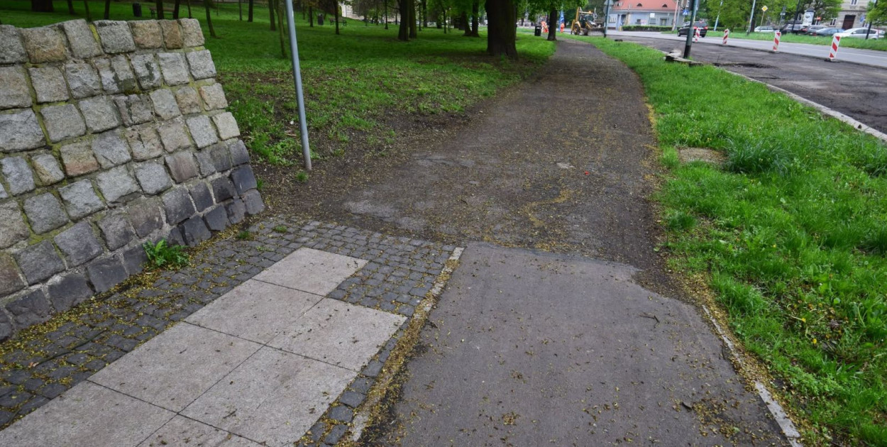 Chodnik i ścieżka rowerowa „urywają się”. Odrowska interweniuje (źródło: Katarzyna Odrowska)