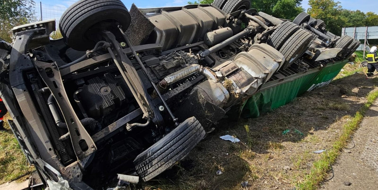 Ciężarówka dachowała na A4. Kierowca w szpitalu (źródło: Państwowa Straż Pożarna w Legnicy)