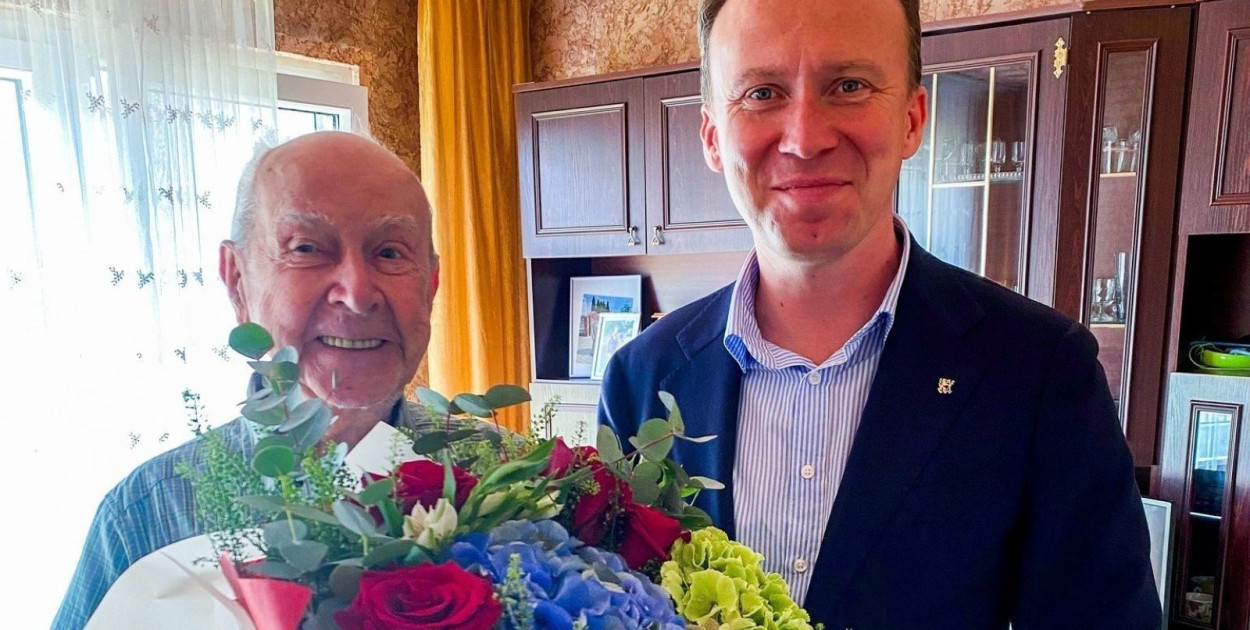 Prezydent Maciej Kupaj odwiedził Zbigniewa Grochowskiego w dniu 99. urodzin (źróło: Fb. Maciej Kupaj)