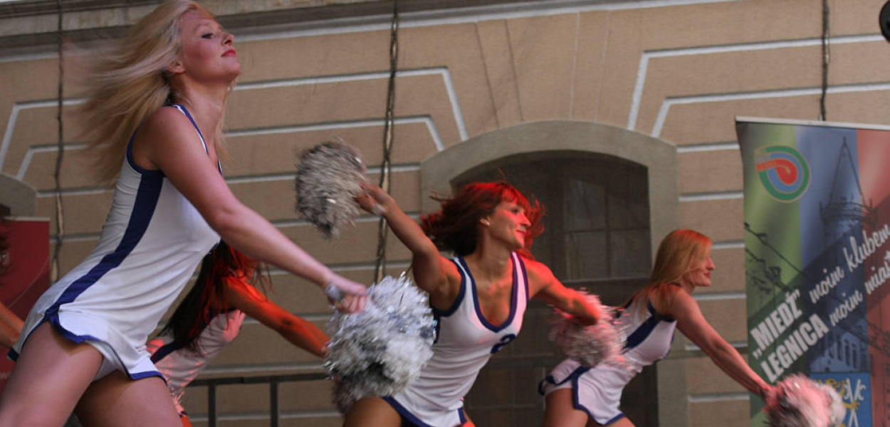Cheerleaderki zatańczyły dla kibiców