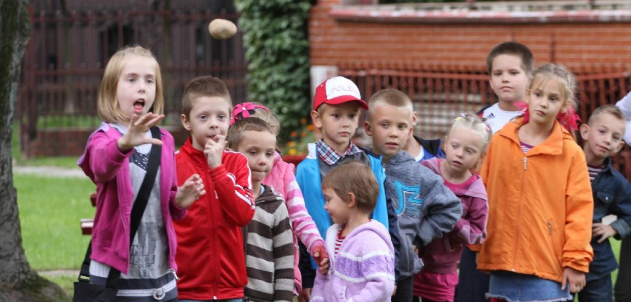 Młodzi legniczanie bawią się i czekają na kartofle 