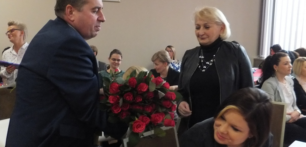 Kwiat starostwa obdarowany kwiatami i słodkościami