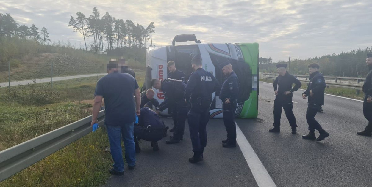 Pomogli uwięzionemu kierowcy tira (źródło: Policja dolnośląska)