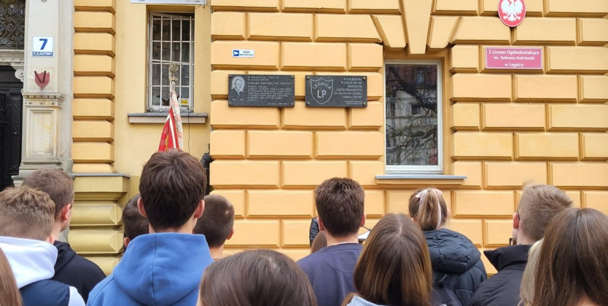 Uczniowie I LO oddali hołd wynalazcy Prontosilu (źródło: UM Legnica)