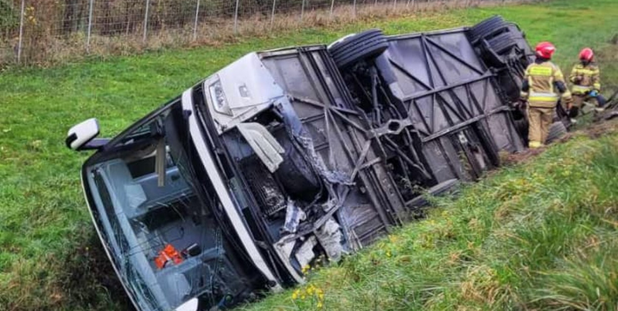 Autobus w rowie na A4. Są utrudnienia w ruchu (źróło: KMP Legnica)