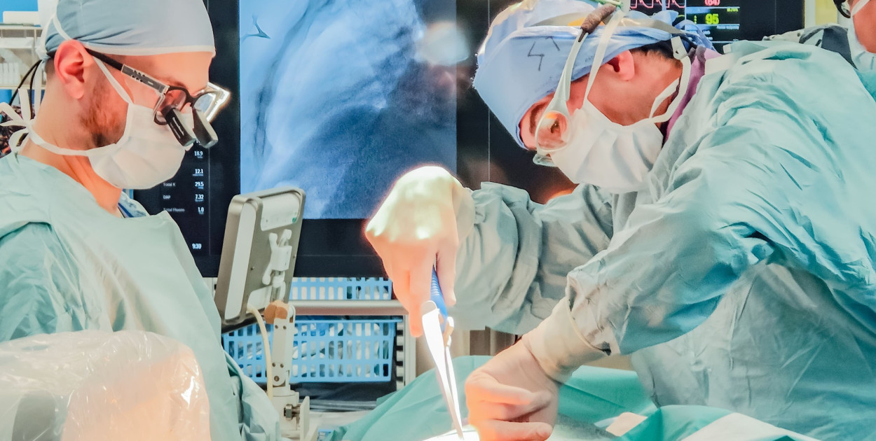 Nowy kardiowerter-defibrylator pomoże pacjentom (źdódło: Fb Uniwersytecki Szpital Kliniczny im. Jana Mikulicza-Radeckiego we Wrocławiu)