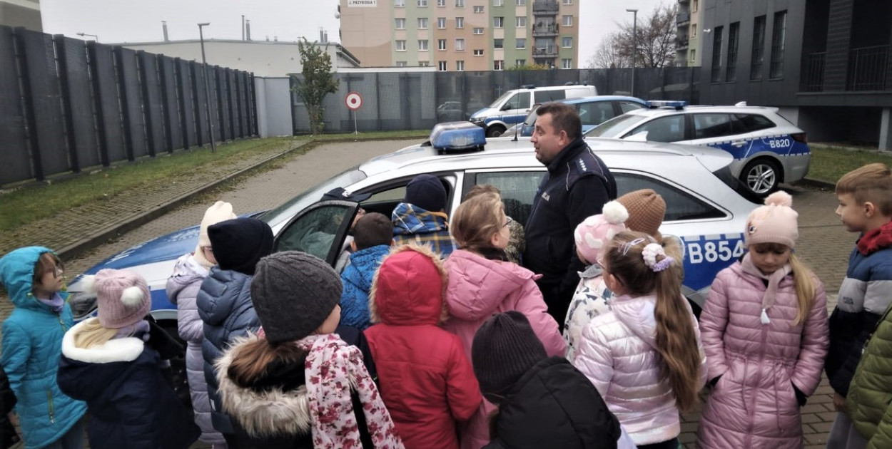 Legniccy policjanci włączyli się w kampanię "dzieciństwo bez przemocy" (źródło:KMP Legnica)