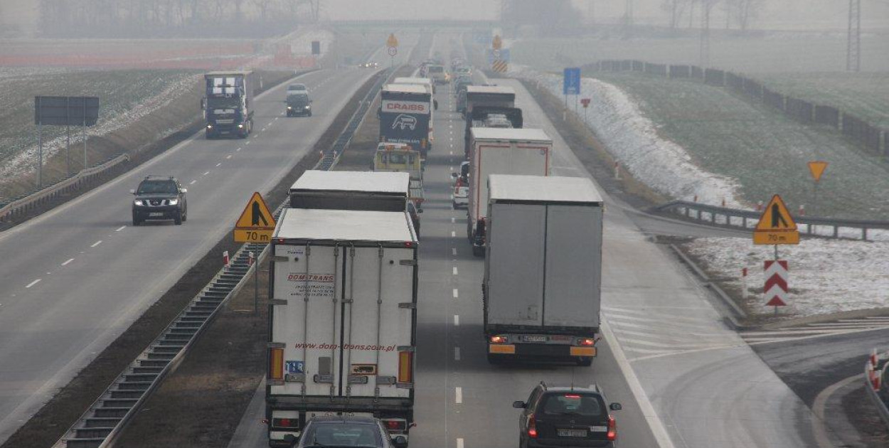 Samochody ciężarowe na autstradzie A4 (Wojciech Obremski lca.pl)