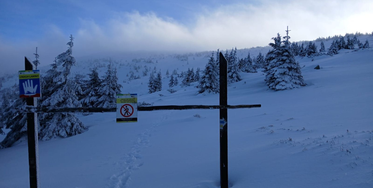 Zagrożenie lawionowe w Karkonoszach (źródło: Fb Karkonoski Park Narodowy)