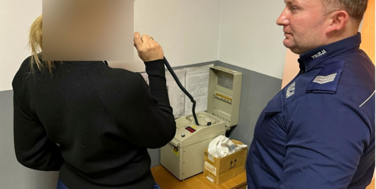 1,5 promila za kierownicą i pusta butelka obok (źróło: KMP Legnica)