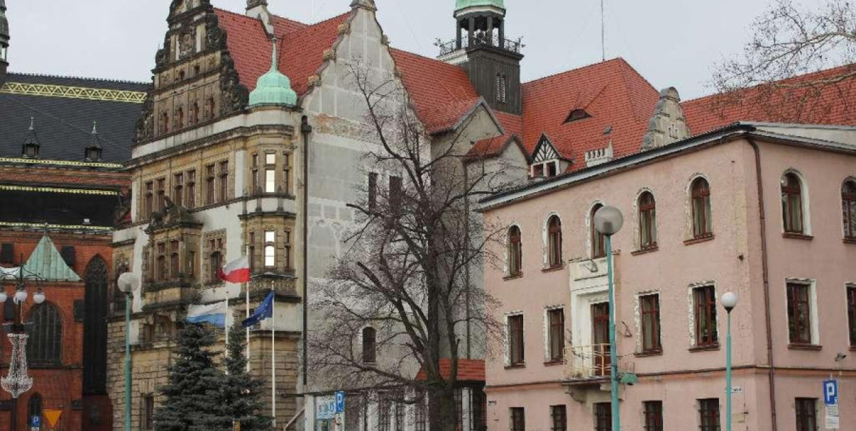 Legnicka firma odrestauruje mały budynek urzędu (Wojciech Obremski lca.pl)