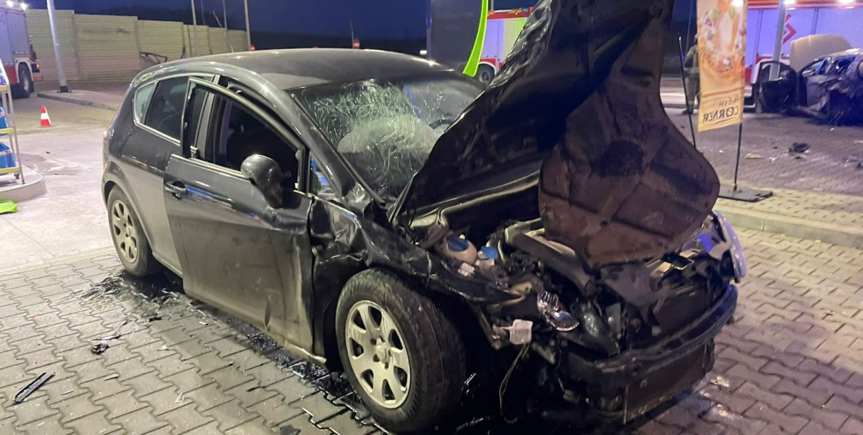 Rozpędzony pojazd uderzył w zaparkowane auto (OSP RZeszotary)