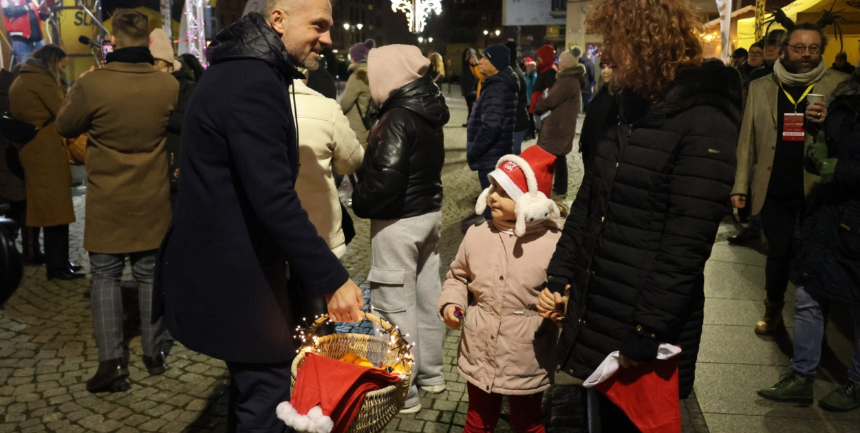 Trzydniowy Jarmark Świąteczny w Legnicy rozpoczęty (Wojciech Obremski lca.pl)