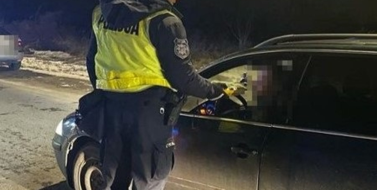 Jechał "wężykiem", nie miał prawa jazdy (źródło: KMP Legnica)K