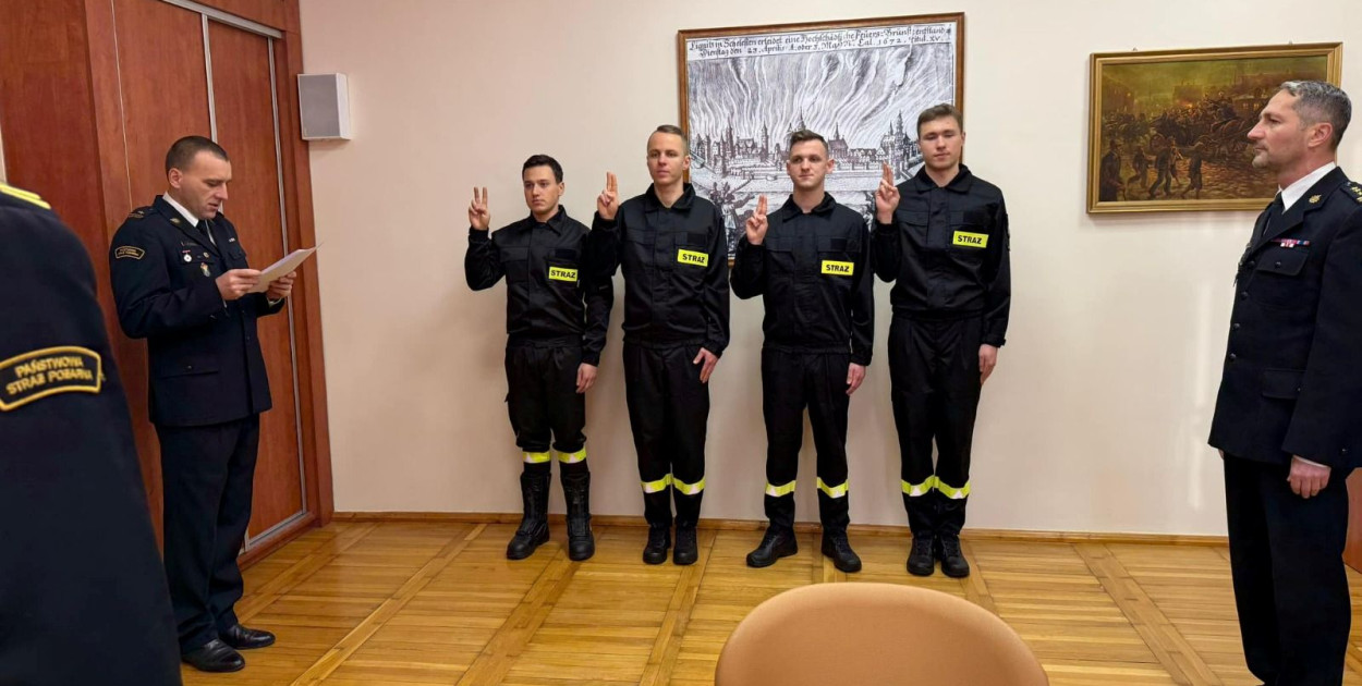 Czterech nowych strażaków wstąpiło do służby (Joanna Iwanowska, PSP Legnica)