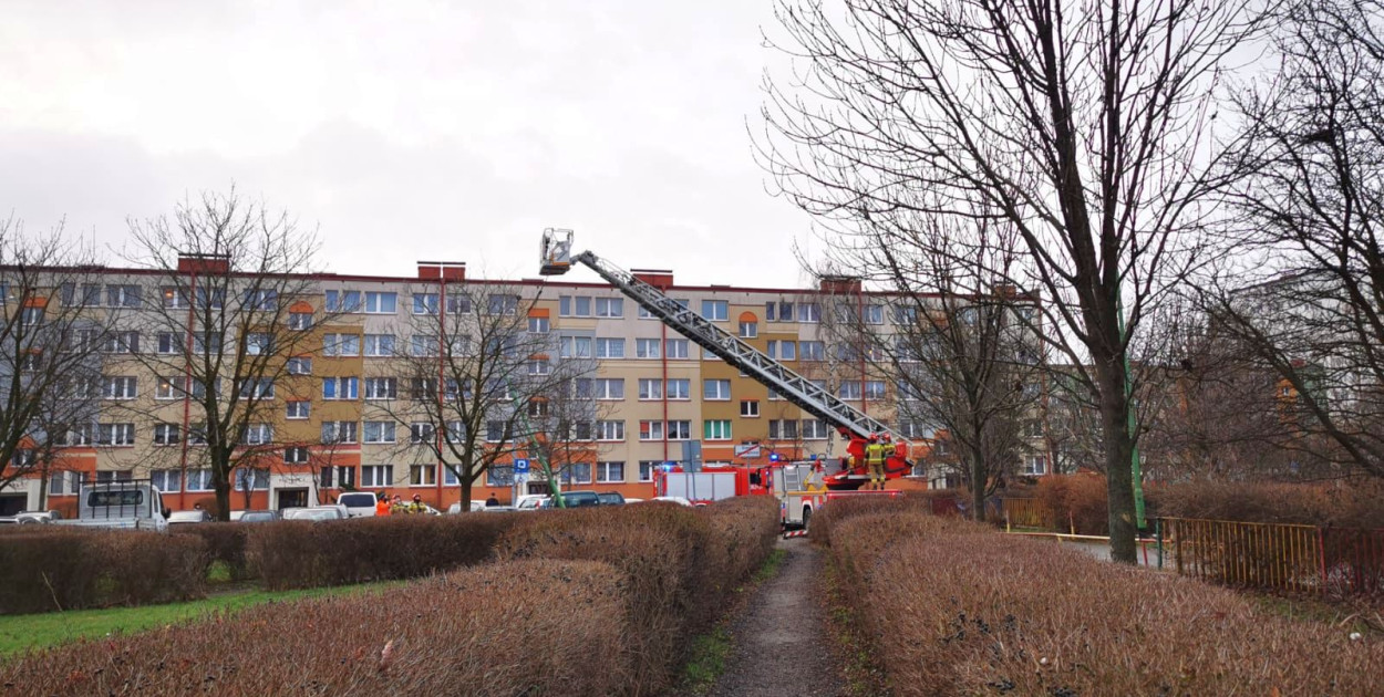 Uszkodzona lampa na osiedlu Kopernik (kobrem)