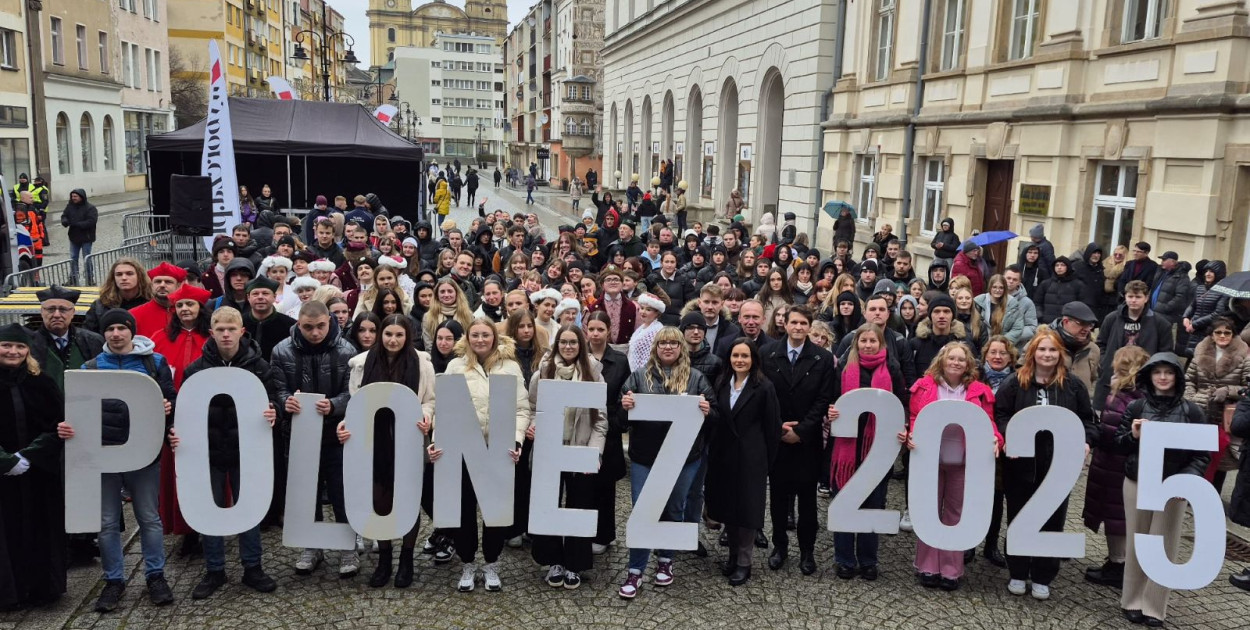 Tegoroczni maturzyści z Legnicy zatańczyli Poloneza Witelona