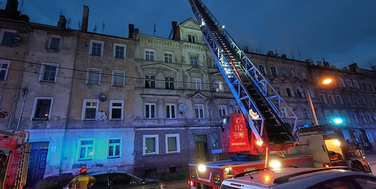 Pożar na poddaszu kamienicy przy Dmowskiego (Wojciech Obremski lca.pl)