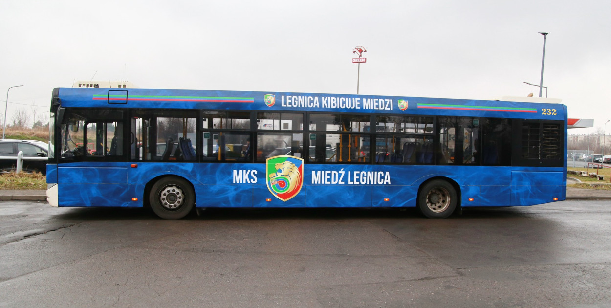 Autobus Miedzi Legnica na ulicach miasta (miedzlegnica.eu))