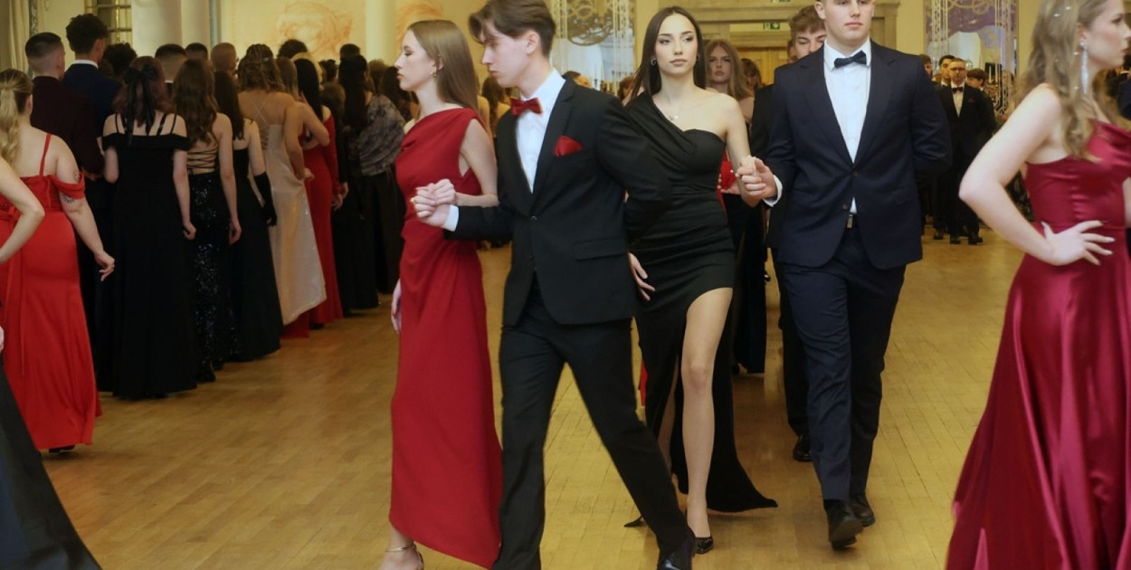 Uczniowie „Energetyka” bawią się na studniówce (Wojciech Obremski lca.pl)