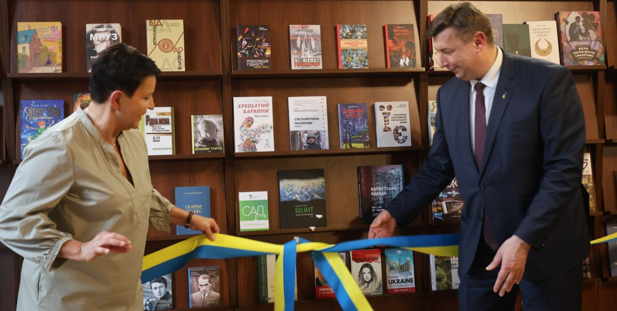 Symboliczne otwarcie „Ukraińskiej półki z książkami” w bibliotece (Wojciech Obremski lca.pl)
