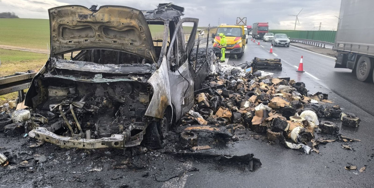 Pożar auta na A4. Są utrudnienia w ruchu i korki! (źródło: KMP Legnica)