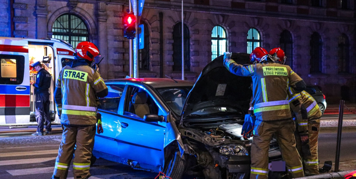 Wypadek na skrzyżowaniu Pocztowej i Bramy Głogowskiej  (Legnica 998 - Legnickie Ratownictwo w Obiektywie)