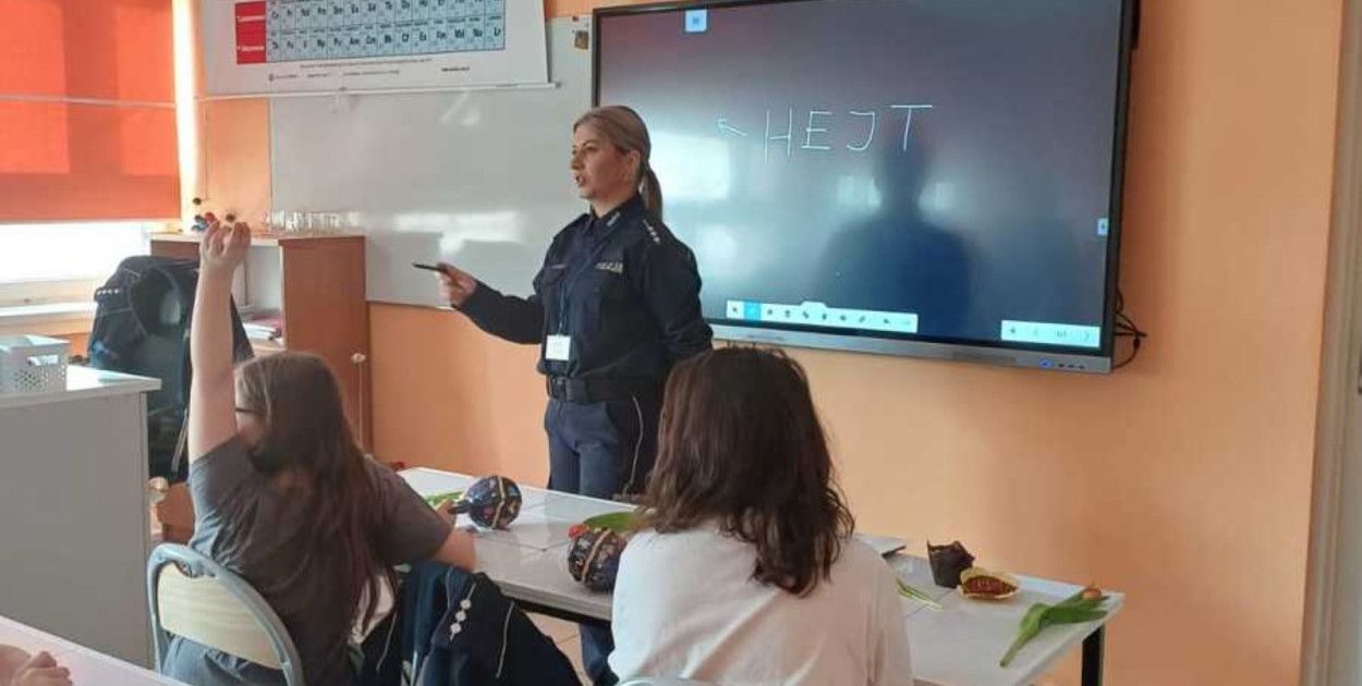 Policjanci edukowali młodzież na temat hejtu w internecie (źródło: KMP Legnica)