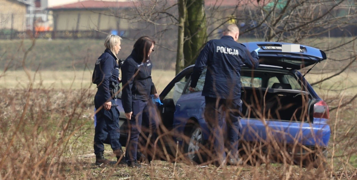 Nie zatrzymał się do kontroli, porzucił auto i ukrył się na działkach (Wojciech Obremski lca.pl)