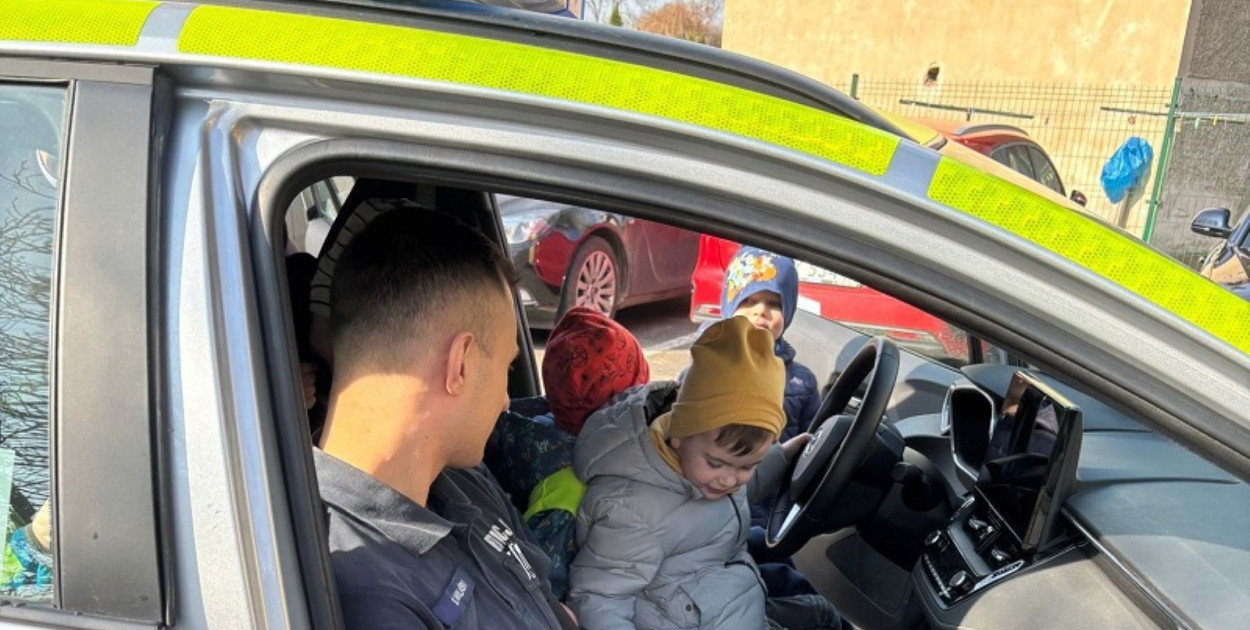 Mali i więksi uczniowie uczą się zasad bezpieczeństwa od policjantów (źródło: KMP Legnica)