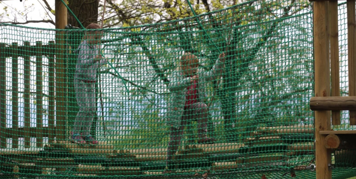 Park linowy w Lasku Bakalskim (Wojciech Obremski lca.pl)