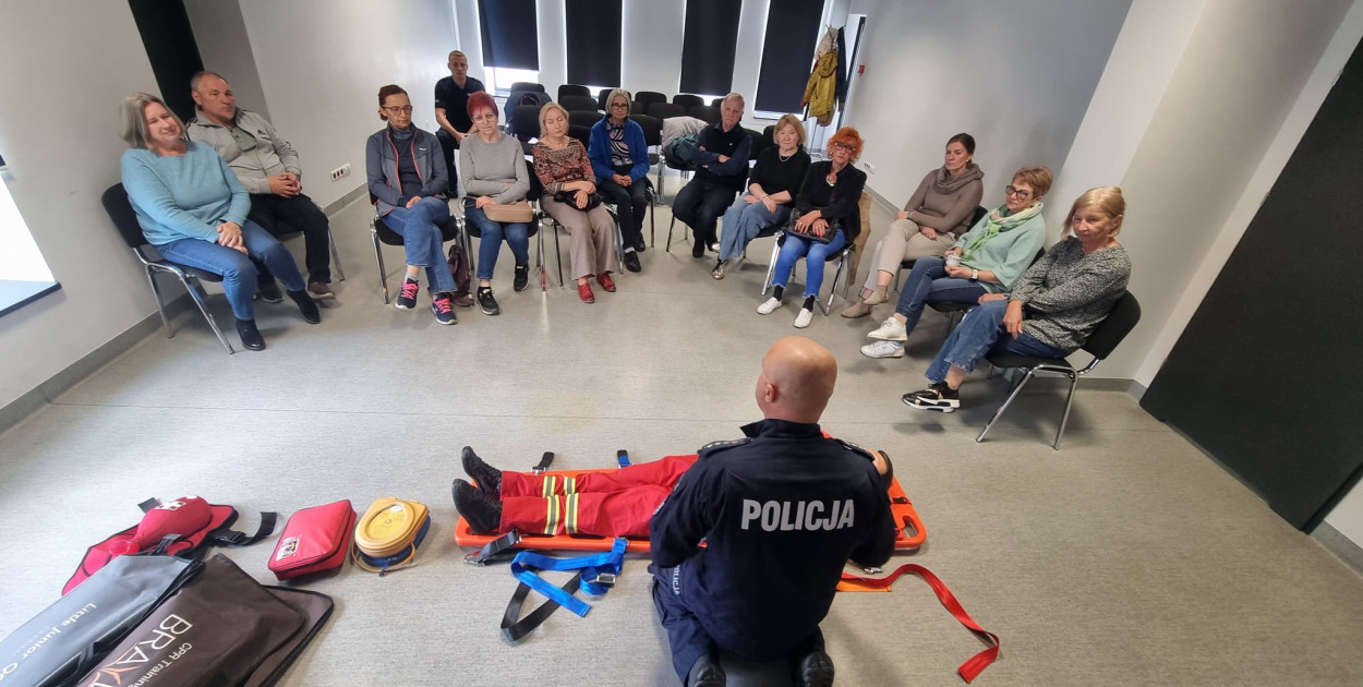 Seniorzy z Uniwersytetu Trzeciego Wieku na policji (Mat. prasowy)