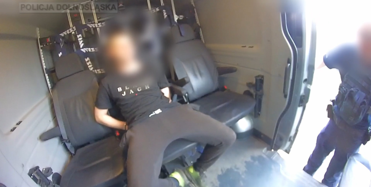 Miał 9 zakazów, zażył narkotyki i podał się za brata (źródło: Policja Dolnośląska)