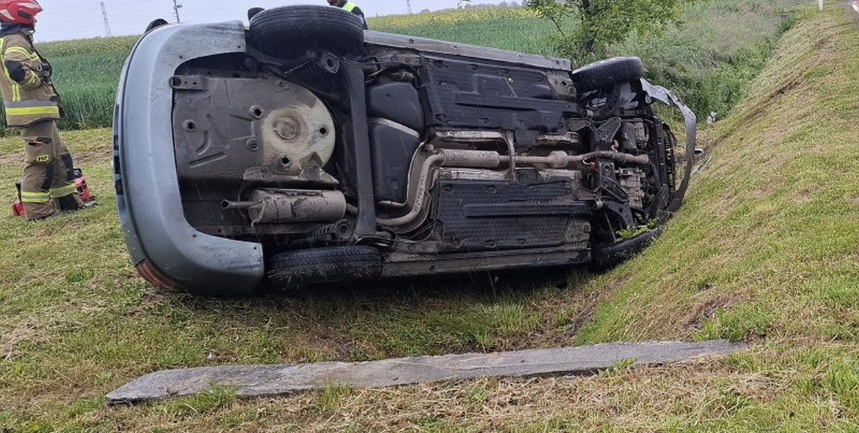„Spanikował” na widok policji i dachował (źródło: KMP Legnica)