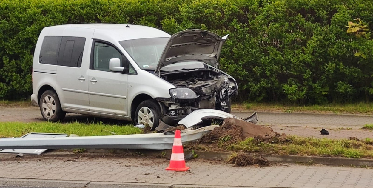 Pijana kobieta uderzyła w słup. W aucie wiozła sześcioletnie dziecko (Wojciech Obremski lca.pl)