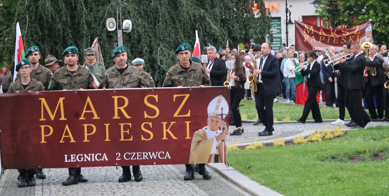 Marsz Papieski przeszedł ulicami Legnicy  (Wojciech Obremski)