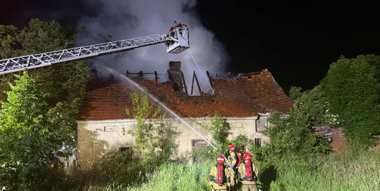 W Dobrzejowie spłonął dach opuszczonego domu (źródło: Komenda Miejska Państwowej Straży Pożarnej w Legnicy)