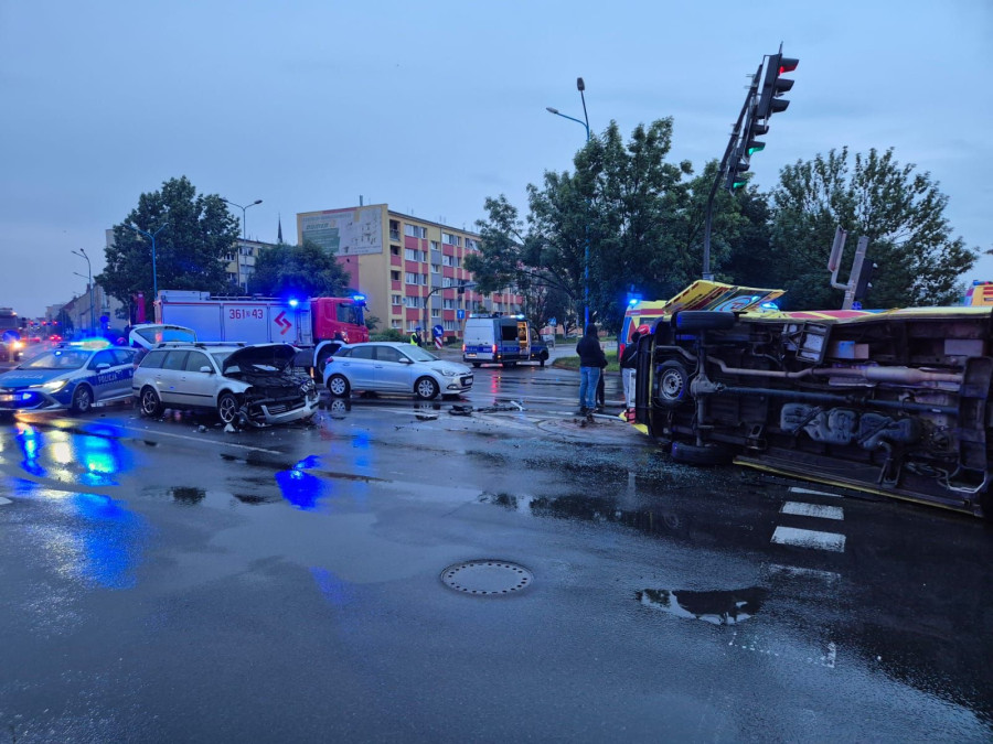 Zderzenie karetki z samochodem osobowym (Wojciech Obremski lca.pl)