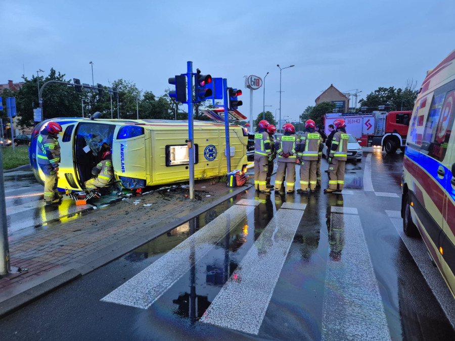 Zderzenie karetki z samochodem osobowym (Wojciech Obremski lca.pl)