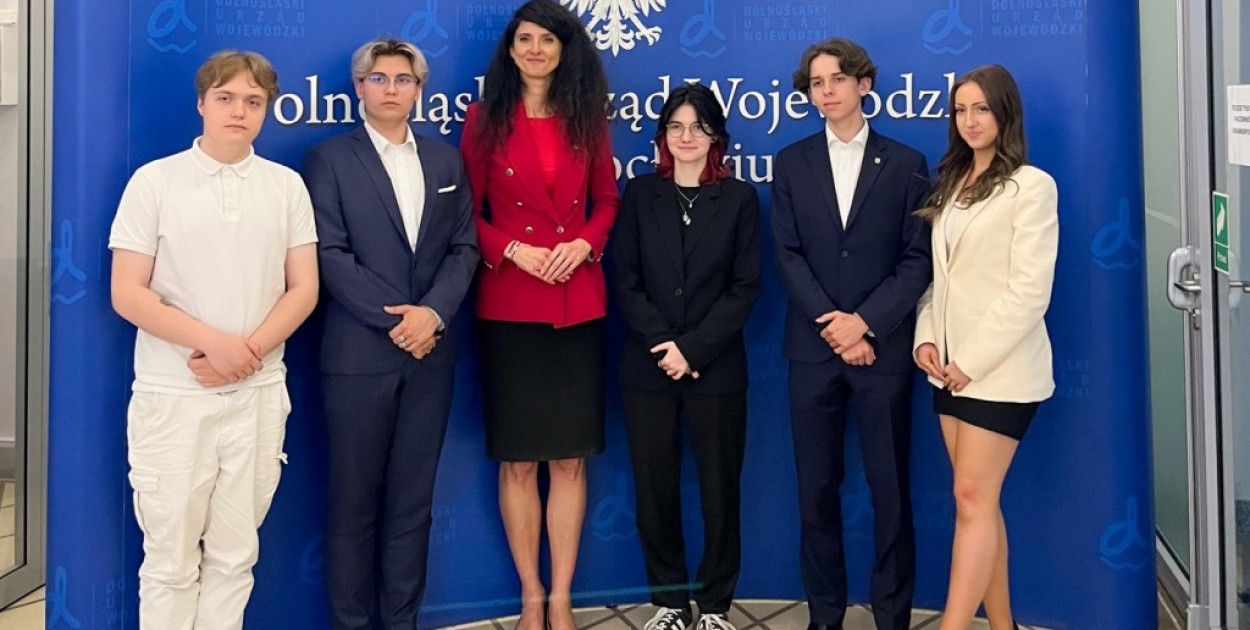 Igor i Alicja  w prezydium rady przy wojewodzie  (mat. prasowe)