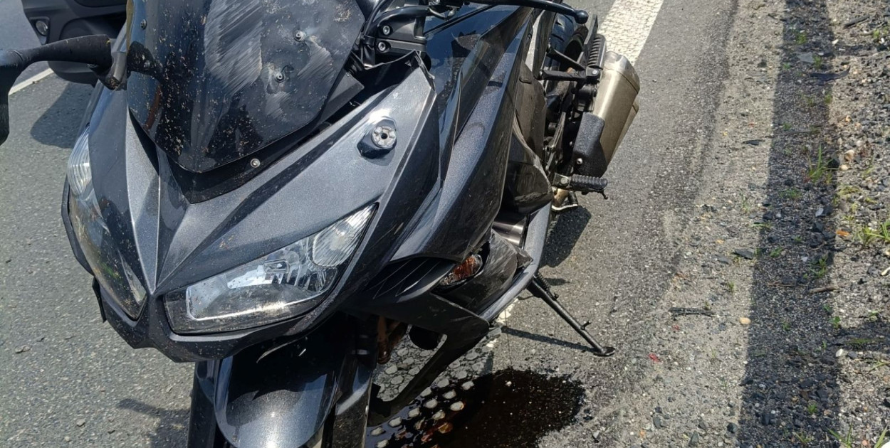 Motocyklista stracił panowanie i uderzył w bariery (źródło: KMP Legnica)