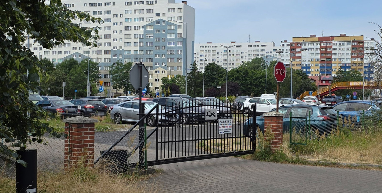 Miasto przejęło parking na Piłsudskiego (Piotr Florek lca.pl)